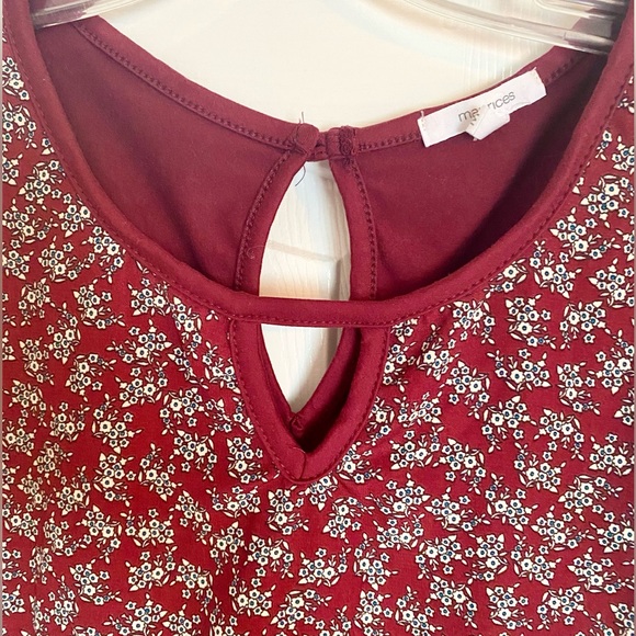 Maurices Women’s Top Shirt Flutter Sleeves Burgundy Red White Flowers Medium M - Picture 3 of 6